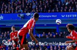 窗口期曼城门线救险——法国杯节点到来，压力陡增，赛季目标并未改变(法国超级杯比赛延期)-南宫网页