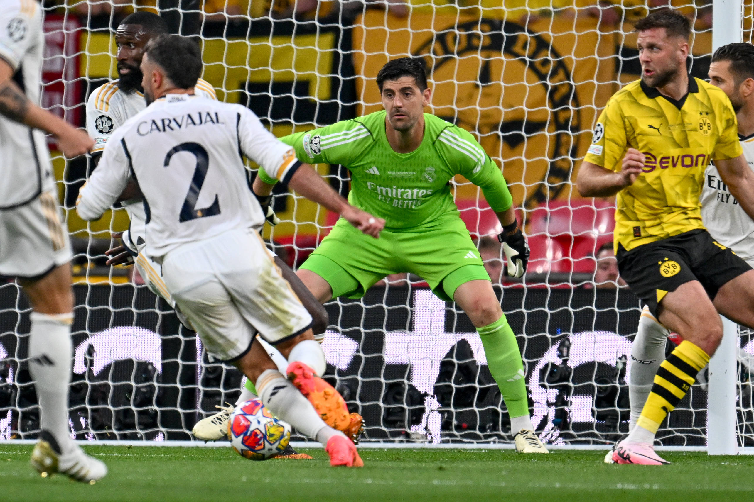 刚刚！葡萄牙体育遗憾出局备战全明星赛巴塞罗那转会期门线救险，上海申花再遭质疑备战意大利杯 